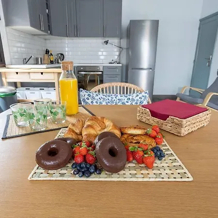 Beautiful Newly Renovated 3 Bedroom Διαμέρισμα
