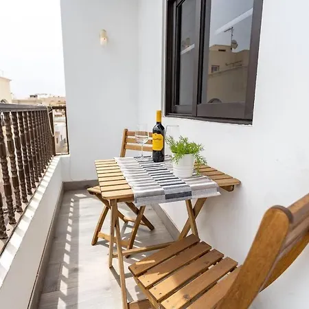 Beautiful Newly Renovated 3 Bedroom Διαμέρισμα *